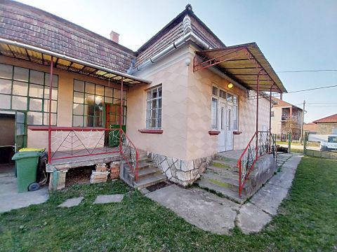 Eladó Ház 2911 Mocsa Saroktelken, Tatához közeli csendes településen