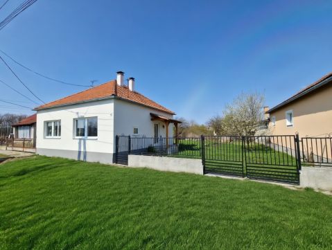 Eladó Ház 7140 Bátaszék , Csendes részen
