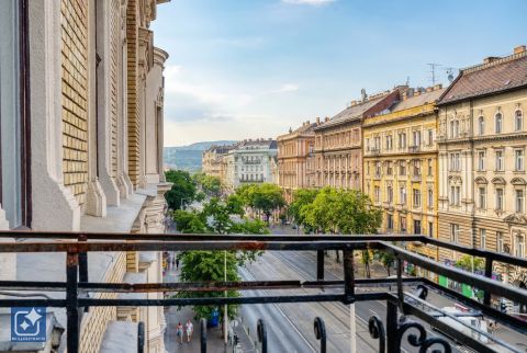 Eladó Lakás 1055 Budapest 5. kerület Gyönyörű, felújított társasházban, erkélyes polgári lakás!