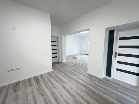 Eladó Ház 2750 Nagykőrös , Nappali+2és 2 fél szobás, teljesen felújított, családi ház