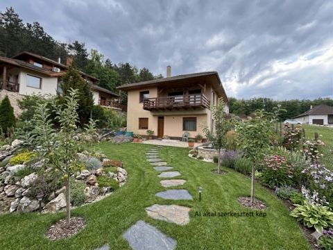 Eladó Ház 2098 Pilisszentkereszt , Csendes, erdőközeli családi ház a patak partján