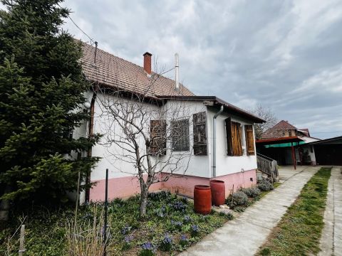 Eladó Ház 2220 Vecsés , Masszív tégla építésű ház, 2 külön lakrésszel!