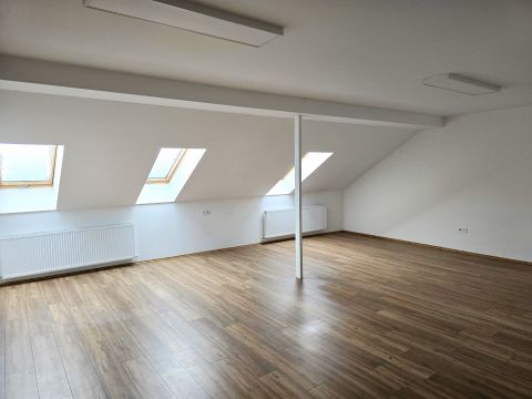 Eladó Irodaépület 7630 Pécs Balokánynál 600 nm-es telephely irodákkal és raktárakkal