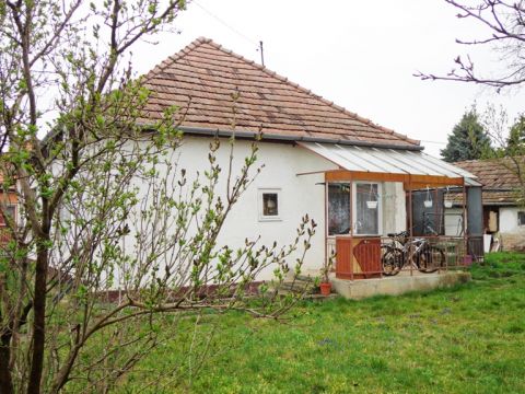 Eladó Ház 2632 Letkés , csendes utcában, jó elhelyezkedésű családi ház