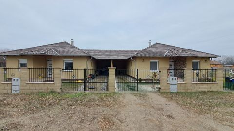 Eladó Ház 2723 Nyáregyháza , Kiváló elosztású, újépítésű ikerházfél, nagy kerttel eladó