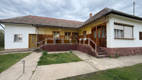 Eladó Ház 2251 Tápiószecső Tágas családi otthon nagy telekkel