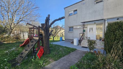 Eladó Ház 8200 Veszprém Sorház saroképülete  