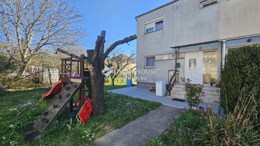8200 Veszprém , Sorház saroképülete — 1/22