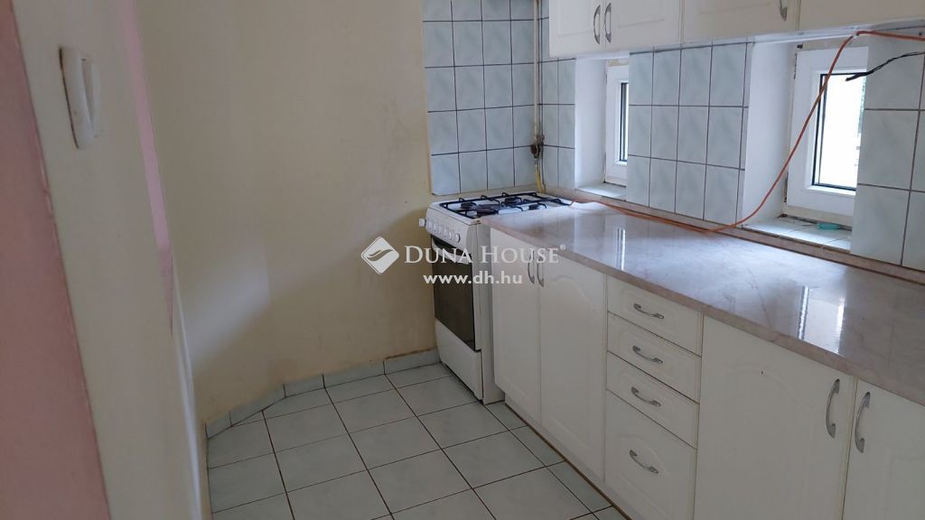8500 Pápa , A belváros zsívében 79 nm-es lakás — 1/19