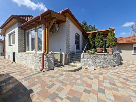 Eladó Ház 2251 Tápiószecső , Tápiószecsőn Családias Környezetben