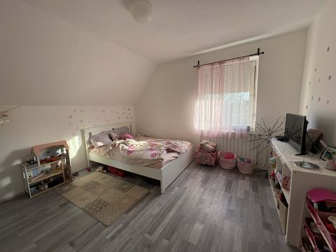 Eladó Ház 2376 Hernád 4 szoba+ nappalis családi ház Hernád központi részén!