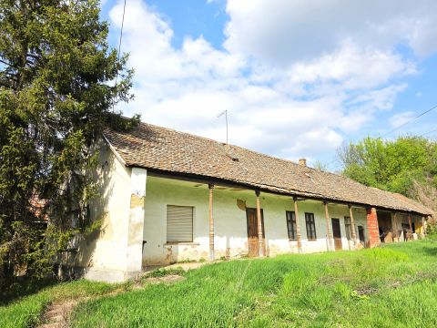 Eladó Ház 7191 Hőgyész Hőgyészen 81 nm-es tornácos parasztház
