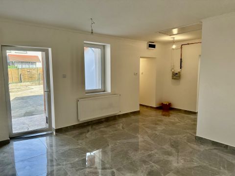 Eladó Ház 2119 Pécel Teljeskörűen felújított, 70 nm nagyságú, nappali + 2 szoba 