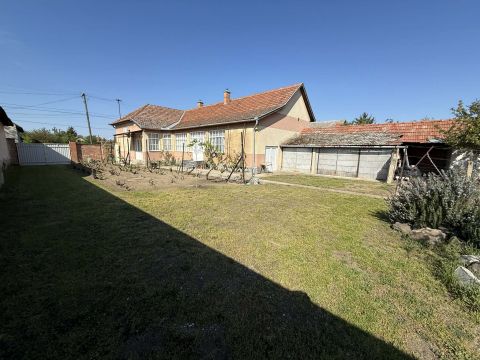 Eladó Ház 6066 Tiszaalpár , HITELEZHETŐ,JÓ ÁLLAPOTÚ - 3 SZOBÁS CSALÁDI HÁZ