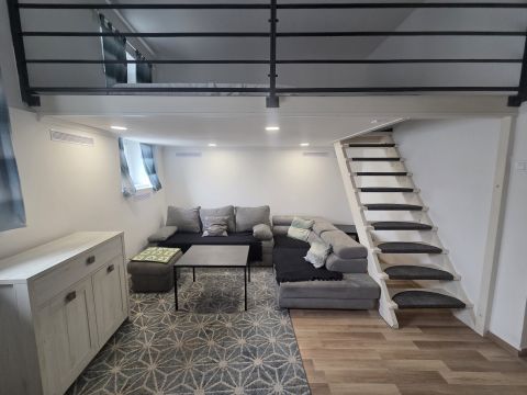 Eladó Lakás 1042 Budapest 4. kerület , Felújított, azonnal költözhető, galériázott garzonlakás 