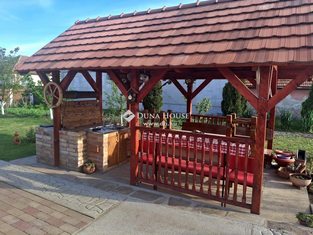 3292 Adács , Csendesebb utcában — 1/28
