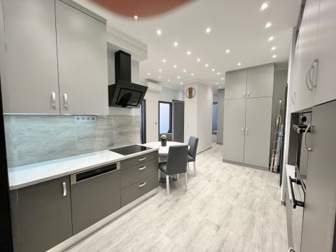 Kiadó Lakás 1054 Budapest 5. kerület 5. ker Honvéd utcában 3 hálószobás lakás erkéllyel kiadó