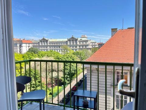 Kiadó Lakás 1054 Budapest 5. kerület , 5. ker Honvéd utcában 3 hálószobás lakás erkéllyel kiadó