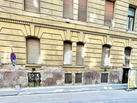 Eladó Üzlethelyiség 1088 Budapest 8. kerület , Mikszáth Kálmán térnél 80 nm szuterén, vendéglátásra, raktárnak ELADÓ
