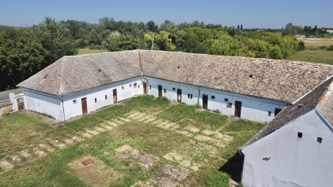 Eladó Ház 7100 Szekszárd ===11 LAKÁSOS INGATLAN ELADÓ PALÁNKON===