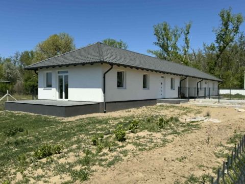 Eladó Ház 2735 Dánszentmiklós , Iskolához közel