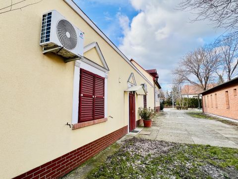 Kiadó Üzlethelyiség 6000 Kecskemét 