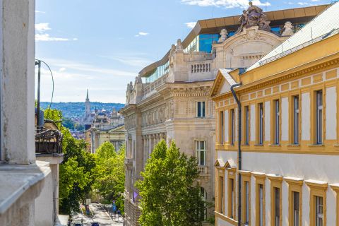 Eladó Lakás 1054 Budapest 5. kerület SZABADSÁG tér mellett - napos, erkélyes lakás!