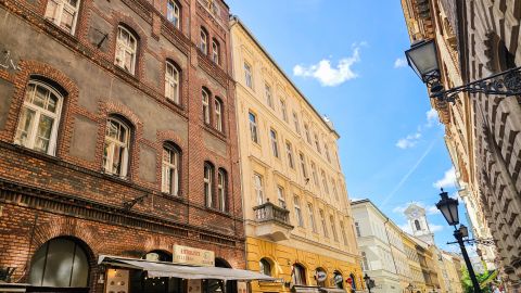 Eladó Lakás 1056 Budapest 5. kerület , VÁCI utca - szép ház, 3 szobás, MAGAS MINŐSÉGŰ lakás!