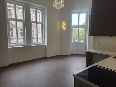 Eladó Lakás 1077 Budapest 7. kerület 42 m2-es, erkélyes, modern, fiatalos lakás az Almássy térnél