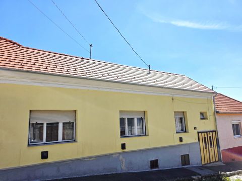 Eladó Ház 7626 Pécs Ledinán 96 nm-es családi ház 2 lakrésszel