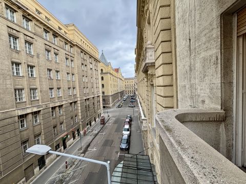 Eladó Lakás 1055 Budapest 5. kerület , Dupla erkélyes lakás a Parlament mellett, Szalay utca