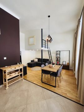 Eladó Lakás 1085 Budapest 8. kerület 2 db felújtott lakás körúton belül , 1 áráért