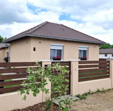 Eladó Ház 2724 Újlengyel , Bp.-től fél órára újépítésű önálló családi ház