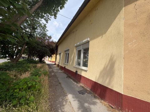 Eladó Lakás 2750 Nagykőrös , Jó állapotú, kertkapcsolatos lakás, a Szolnoki úton!