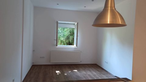 Kiadó Lakás 7635 Pécs , Surányi út közeli kis kiadó garzon