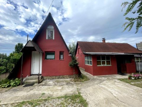 Eladó Ház 6044 Kecskemét , Úrihegyben 1995-ben épült  - 1264 nm-es közművesített telken