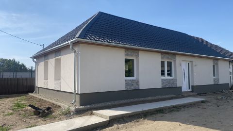 Eladó Ház 2764 Tápióbicske , Igényesen felújított ikerházfél központhoz közel