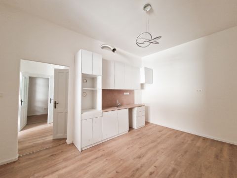 Eladó Lakás 1093 Budapest 9. kerület ***AMERIKAI KONYHÁS NAPPALI KÉT HÁLÓS FELÚJÍTOTT LAKÁS***
