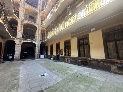 Eladó Lakás 1076 Budapest 7. kerület 37nm-es földszinti felújítandó lakás saját terv megvalósítás