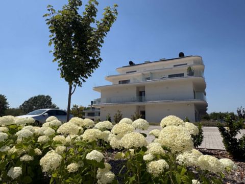 Eladó Lakás 6035 Ballószög ÚJ és ENERGIATAKARÉKOS nagy erkélyes, BÚTOROZOTT lakás!