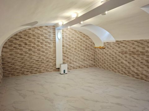 Kiadó Üzlethelyiség 1024 Budapest 2. kerület Felújított szuterén üzlethelyiség a Széll K. tér közelében