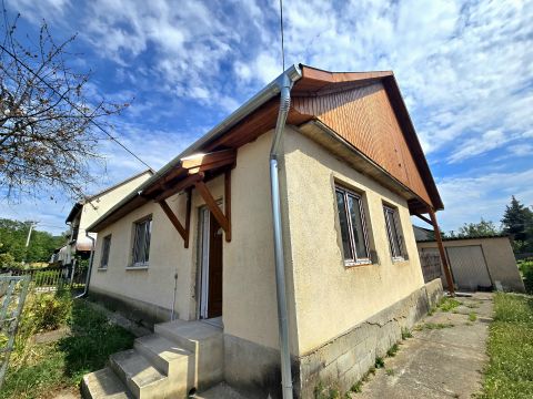 Eladó Ház 2632 Letkés , Központ, mégis csendes utca