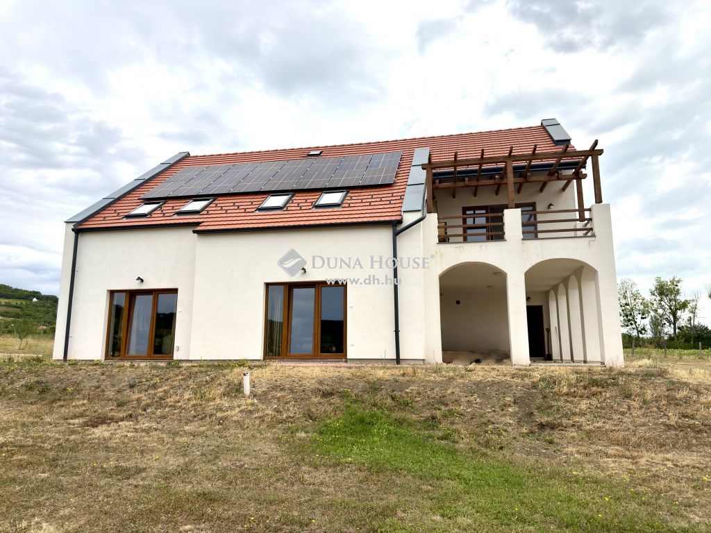 8245 Pécsely , Tájpanorámás Birtok — 1/16