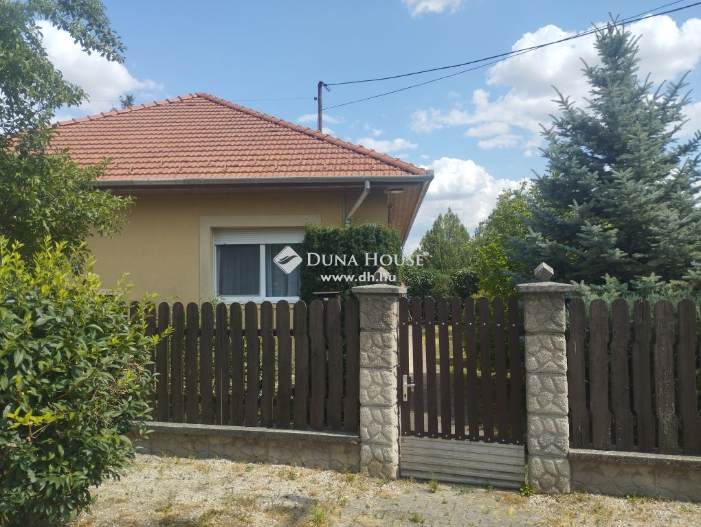 8083 Csákvár , Csákvár csendes utcája. — 1/41