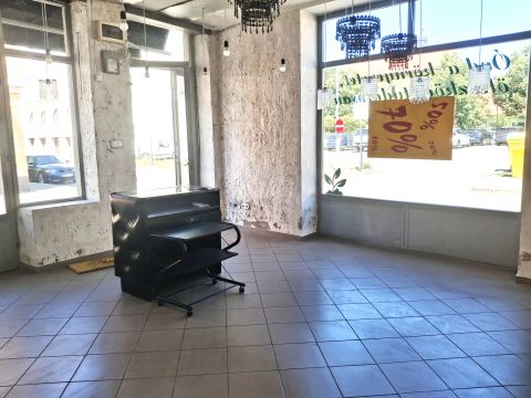 Kiadó Üzlethelyiség 3200 Gyöngyös , Piac közelében