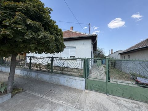 Eladó Ház 2220 Vecsés , Eladó Vecsésen a Klapka u.,egy 130 nm jó állapotú ház!