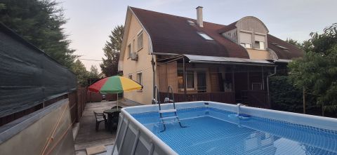 Eladó Ház 1172 Budapest 17. kerület Sorházi lakás utóbeállóval,csendes utcában!