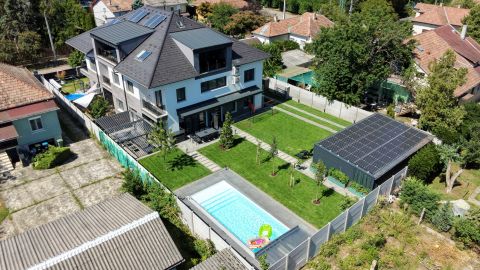 Eladó Ház 1165 Budapest 16. kerület , ÚJ MÁTYÁSFÖLD, N+5 SZOBÁS, 167m2-es , MEDENCÉS, NAPELEMES .