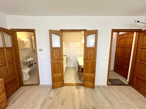 Kiadó Lakás 6000 Kecskemét Belvárosi bútorozott kis lakás - garázzsal