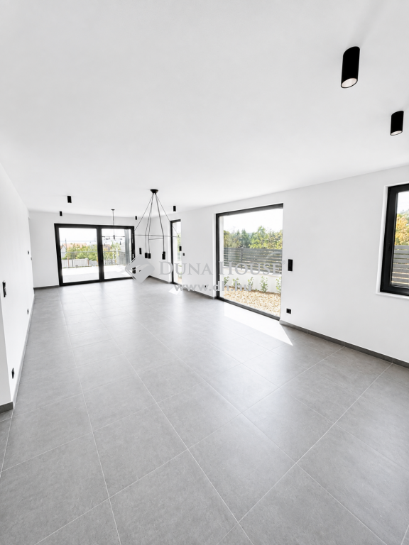 8220 Balatonalmádi , Csendes utca közelében — 1/11